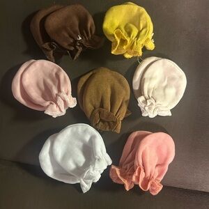 Babygirl mittens in neutral